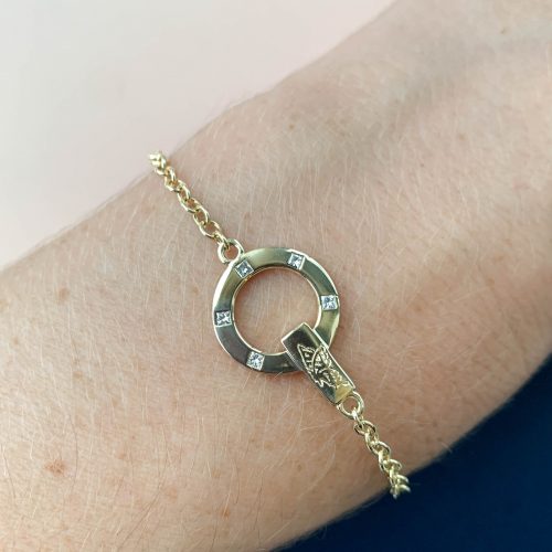J2833 – Dia back on wrist