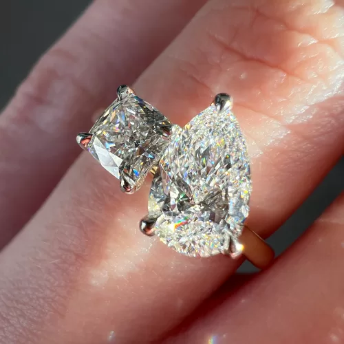 Bespoke toi et moi ring on hand