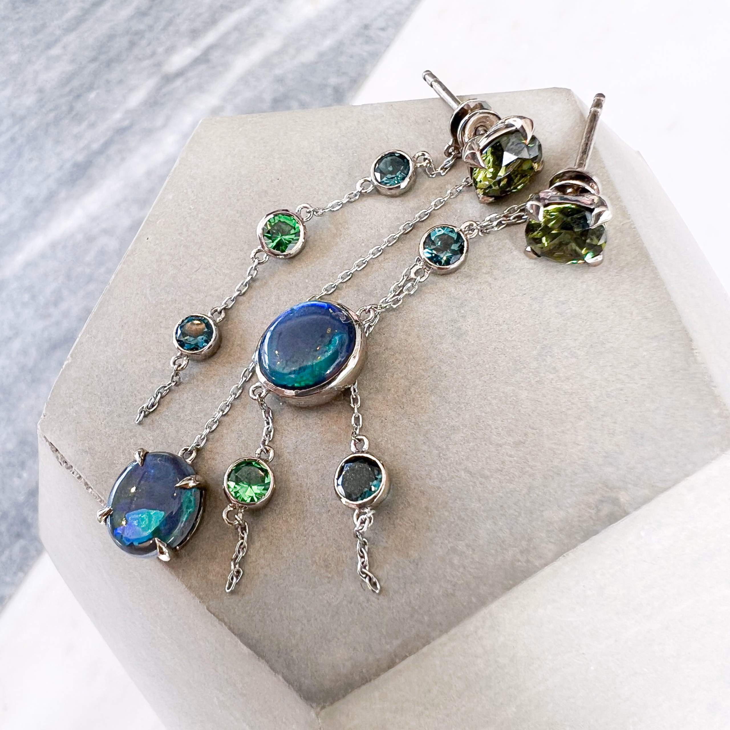 J3771 – Earrings Draped – Concrete – Cropped