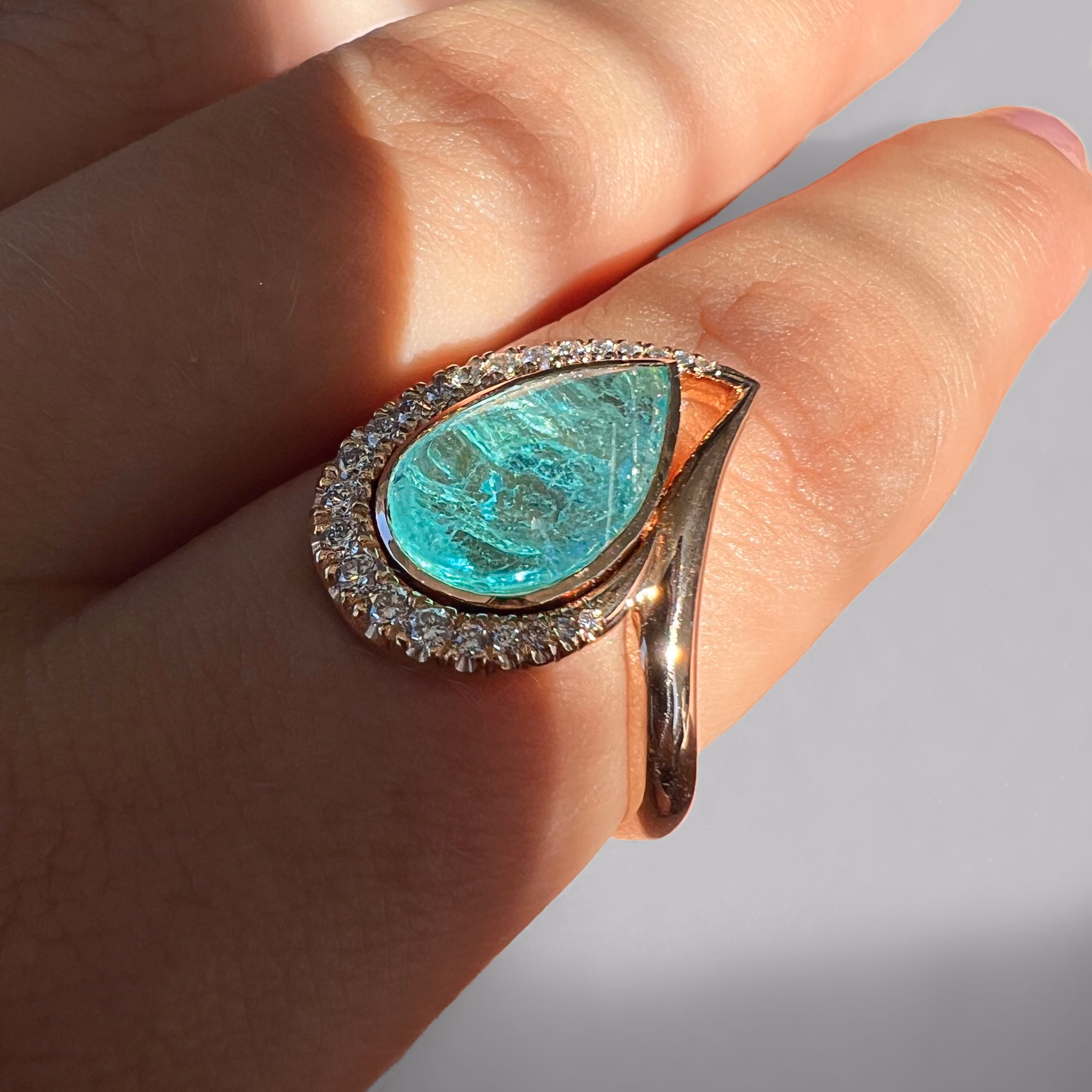 J4032 – Hand – Glow