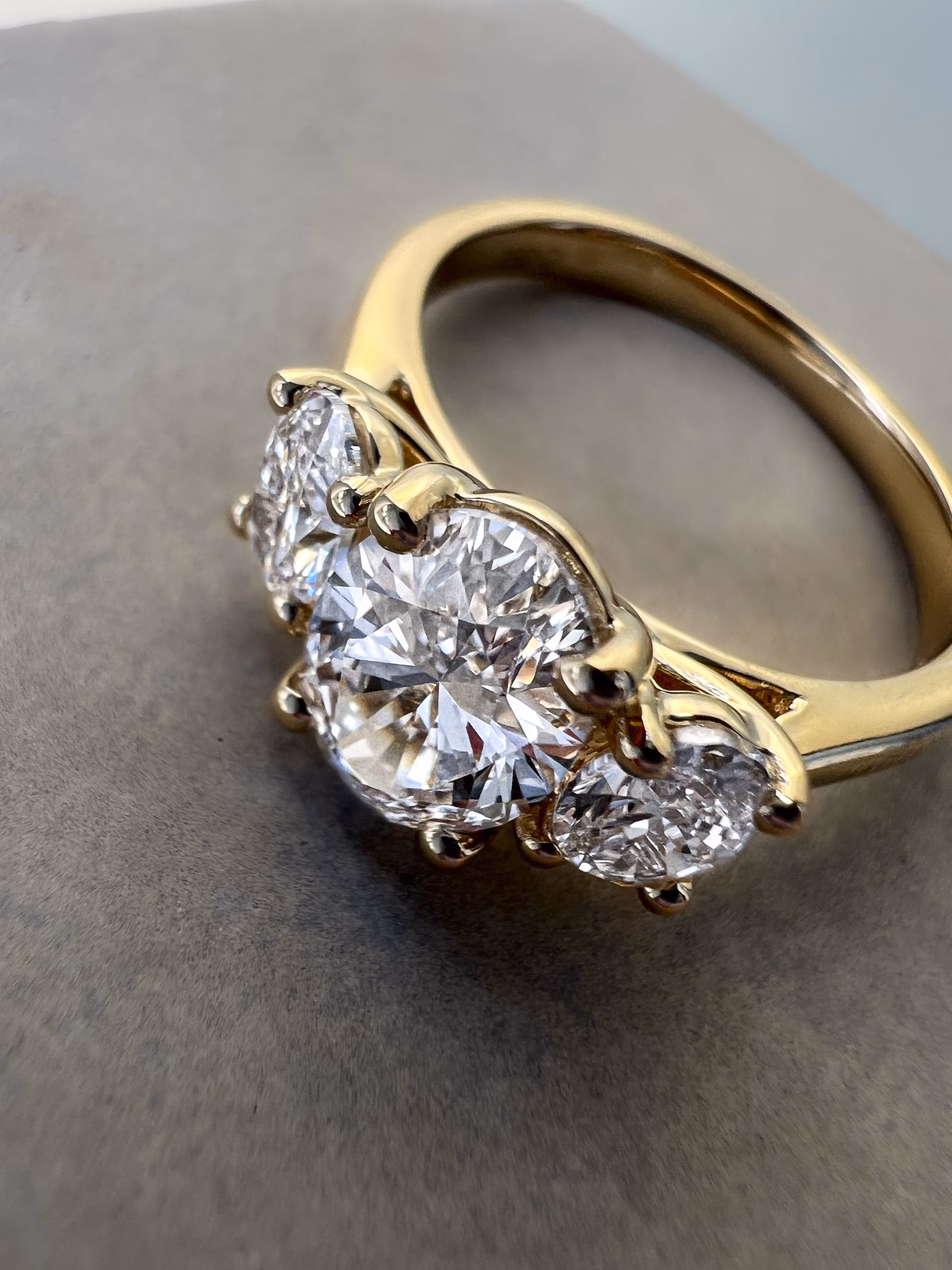 J5006 – Ring on concrete